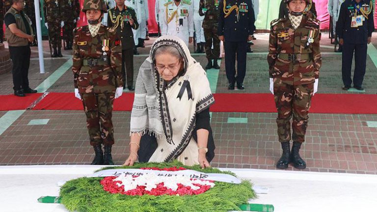 টুঙ্গিপাড়ায় বঙ্গবন্ধুর সমাধিতে প্রধানমন্ত্রীর শ্রদ্ধা