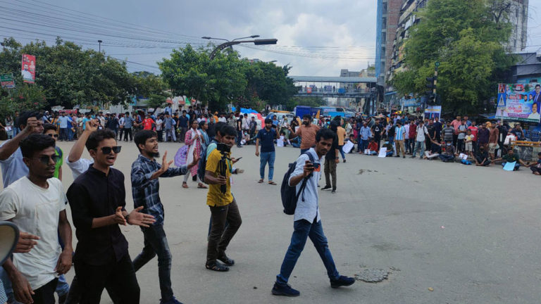 নীলক্ষেতে ৭ কলেজের শিক্ষার্থীদের অবস্থান