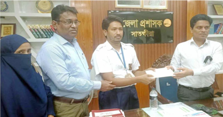 প্রধানমন্ত্রীর শুভেচ্ছা কার্ডে আমিনুলের আঁকা ছবি, এক লাখ টাকা প্রদান