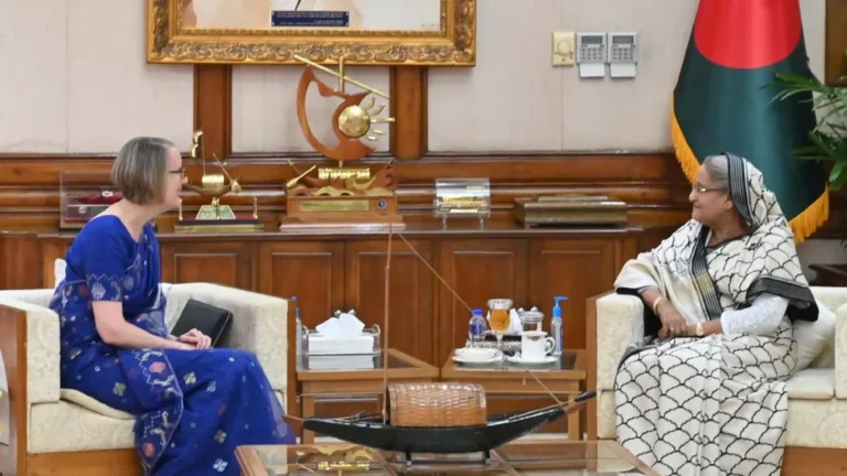 ব্রিটিশ হাইকমিশনার সারাহ কুকের সঙ্গে প্রধানমন্ত্রীর সৌজন্য সাক্ষাৎ