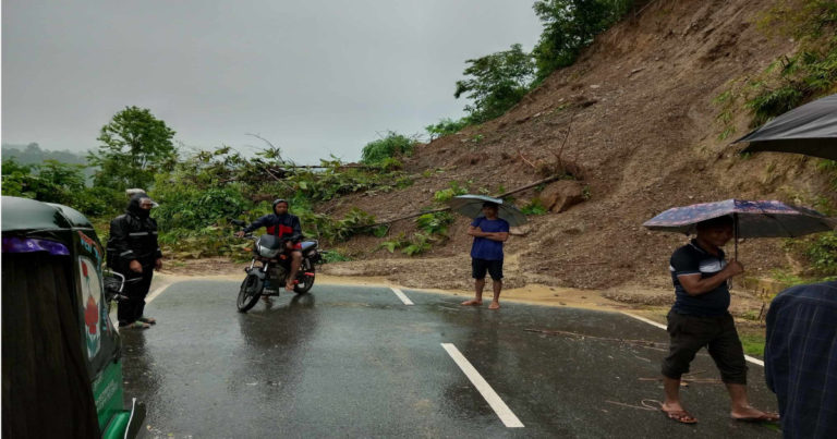 খাগড়াছড়িতে পাহাড় ধসে একটি সড়কে যান চলাবন্ধ