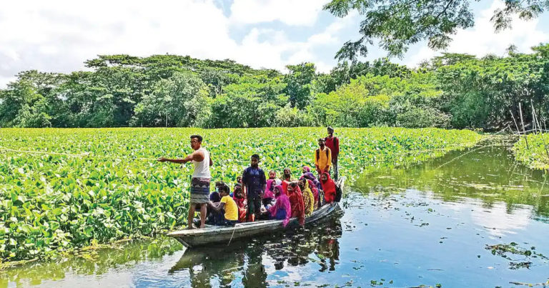 খাল পারাপারের একমাত্র ভরসা দড়িটানা নৌকা