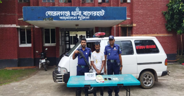 অ্যাম্বুলেন্সে নেয়া হচ্ছিল গাঁজা,গ্রেফতার-২