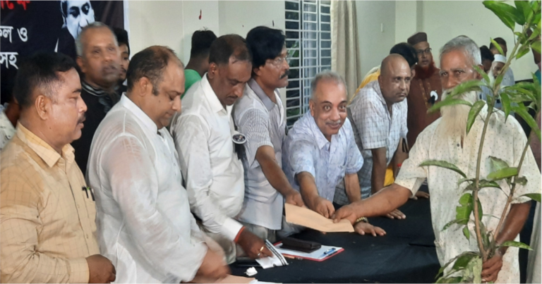 জাতীয় শোক দিবস উপলক্ষে জামালপুরে চারাগাছ বিতরণ