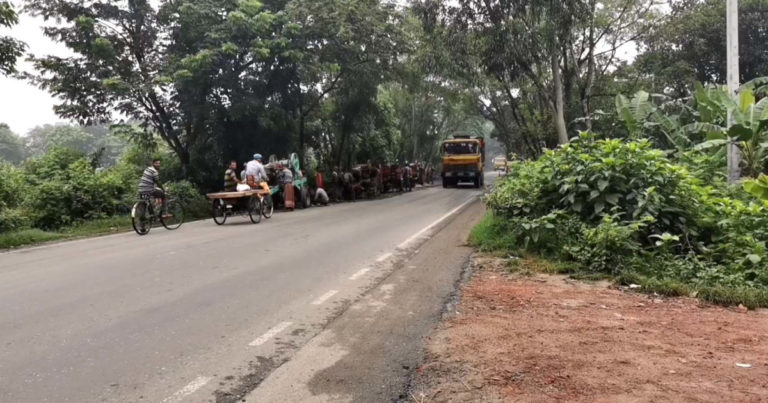গভীররাতে রাস্তায় ঝগড়া চলাকালে ট্রাকচাপায় যুবকের মৃত্যু