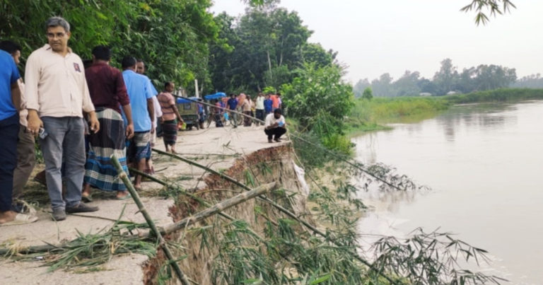 ধলেশ্বরী নদীতে সড়ক ধসে যান চলাচল বন্ধ