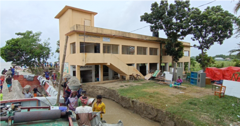 ৩০ মিনিটে পদ্মার পেটে ১২ টি বাড়ি