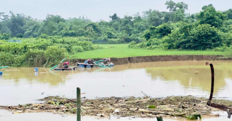 ফেনীতে বালু উত্তোলনে হুমকিতে বাঁধ ও বসতবাড়ি