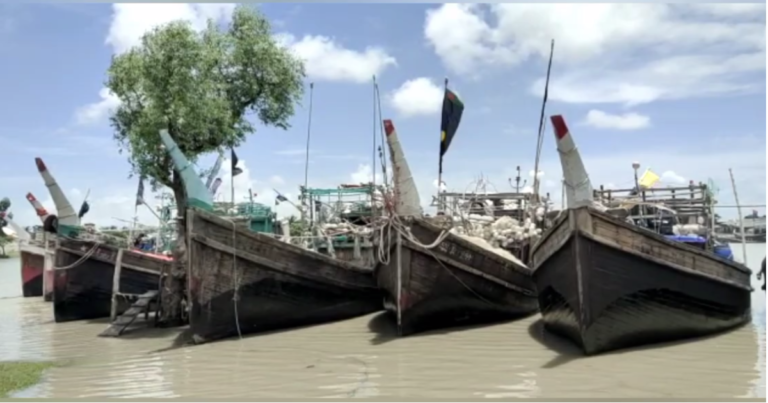 বঙ্গোপসাগরে ৬৮ জেলেসহ ৪ ট্রলার ডুবি
