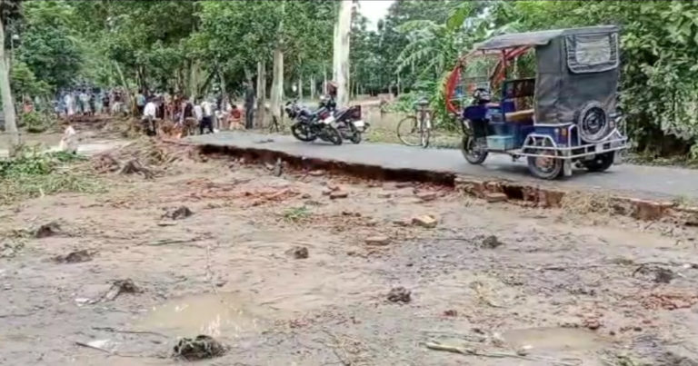 বাঁধ ভাঙা আর মেরামতের বৃত্তে জীবন কাটছে ফেনীর নদীপাড়ের মানুষের