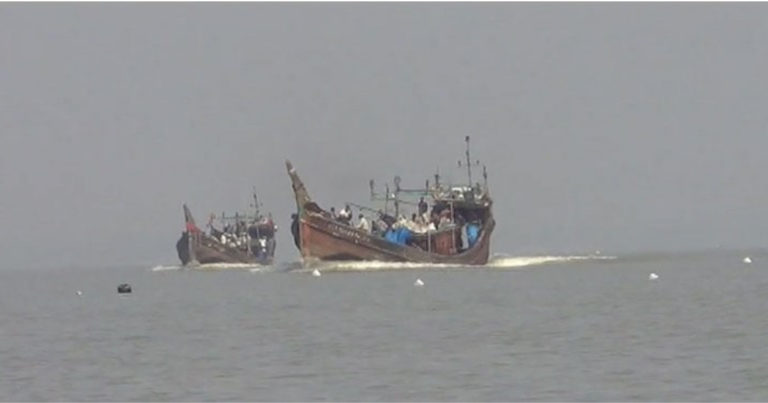 বঙ্গোপসাগরে ১০ ট্রলারডুবি, নিখোঁজ ৩০ জেলে