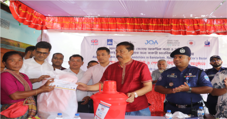 বান্দরবানে বন্যা দুর্গতদের পাশে কারিতাস বাংলাদেশ