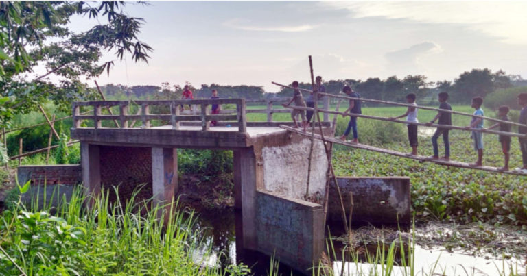 সংযোগ সড়ক না থাকায় সাঁকো দিয়ে পারাপার