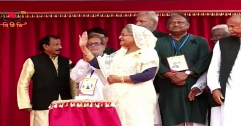 মহাসমাবেশের মঞ্চে প্রধানমন্ত্রী, উদ্বোধন করলেন ২৭ উন্নয়ন প্রকল্প