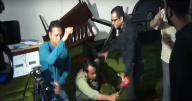 বরিশালে অধ্যক্ষের নেতৃত্বে সাংবাদিকদের ওপর হামলা