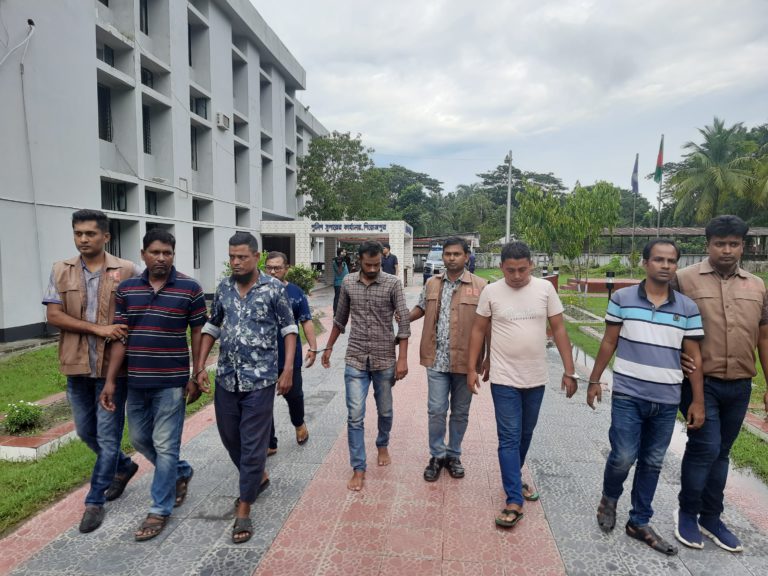রামপাল বিদ্যুৎ কেন্দ্রের কয়লা চোরাচালানকালে আটক ৬