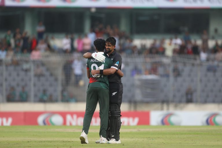 স্পোর্টসম্যানশিপের অনন্য নিদর্শন গড়লেন টাইগার অধিনায়ক