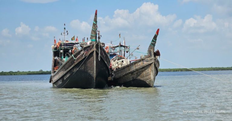 বঙ্গোপসাগরে ট্রলারসহ ২৩ জেলেকে উদ্ধার