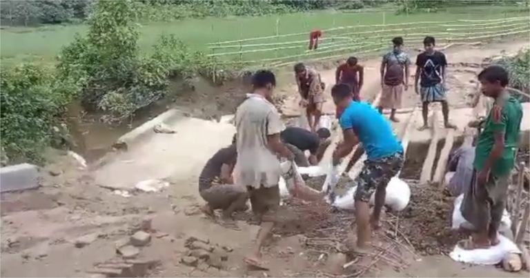 রাজস্থলী পোয়াইতু ও ম্রওয়া সড়ক সংস্কারে নেমেছে এলাকাবাসী