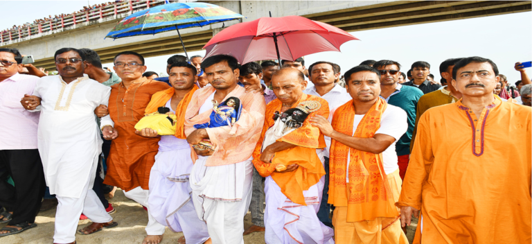 নৌপথে শ্রীশ্রী কান্তজীউ’র যুগল বিগ্রহ রাজবাড়ী যাচ্ছে