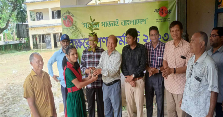 খাগড়াছড়িতে প্রকৃতি ও জীবন ক্লাবের বৃক্ষচারা পেলো শিক্ষার্থীরা