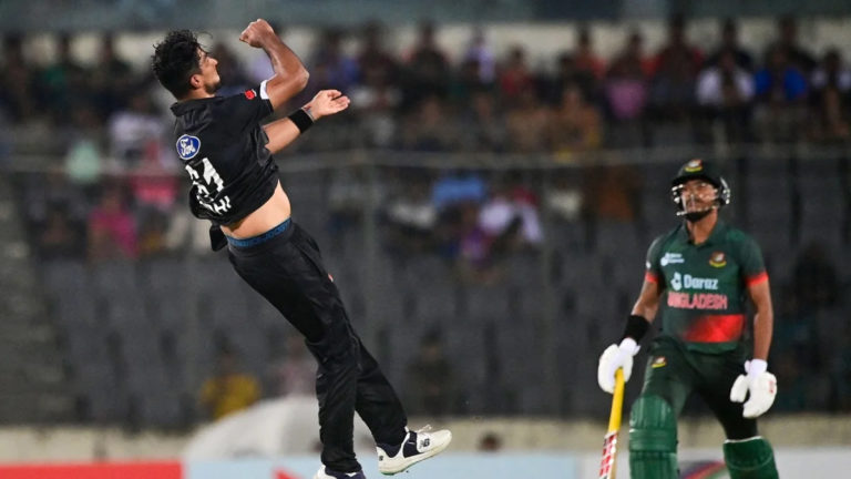 সোধির স্পিন বিষে নীল বাংলাদেশ