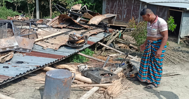 আগুনে পুড়ে ছাই সিরাজুলের মাথা গোঁজার ঠাঁই