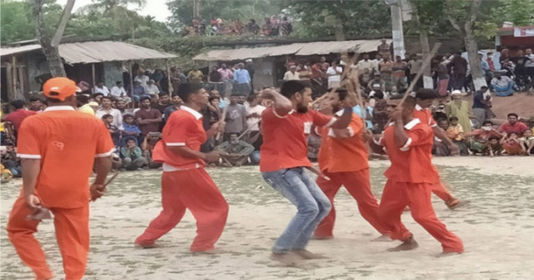 সাতক্ষীরায় গ্রাম বাংলার ঐতিহ্য লাঠিখেলা দেখতে নারী-পুরুষের ঢল