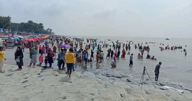 কুয়াকাটা সমুদ্র সৈকতে পর্যটকদের উপচে পড়া ভিড়