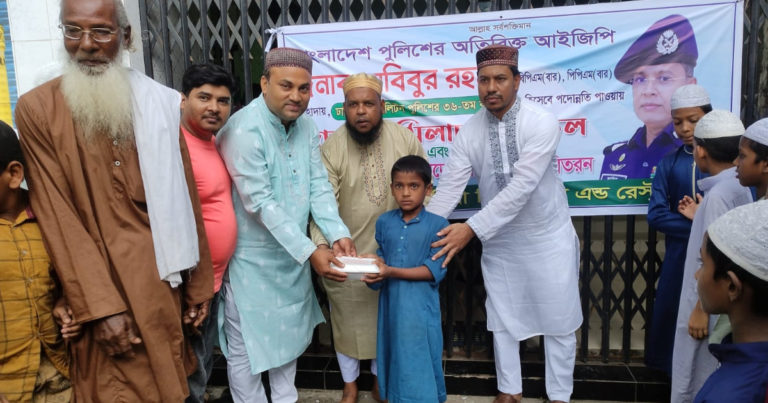 ডিএমপি কমিশনার হওয়ায় এতিমদের মাঝে খাবার বিতরণ