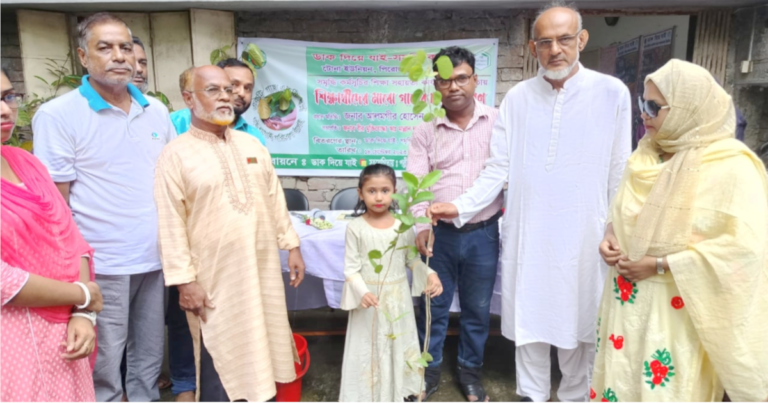 পিরোজপুরে শিক্ষার্থীদের মাঝে গাছের চারা বিতরণ