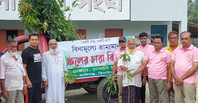 ঝিনাইদহে ফেরি করে বিনামূল্যে ফলের চারা বিতরণ
