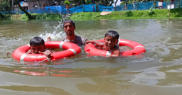 শিশুদের সাঁতার শিখানোর প্রশিক্ষণ