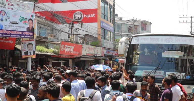 দুর্ঘটনার প্রতিবাদ করায় পাবিপ্রবি শিক্ষার্থীদের অবরোধ
