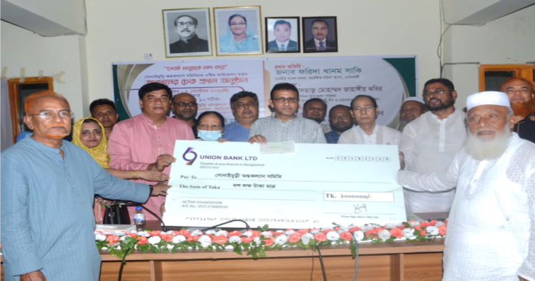 অসহায়দের পাশে দাড়ালেন আওয়ামী লীগ নেতা