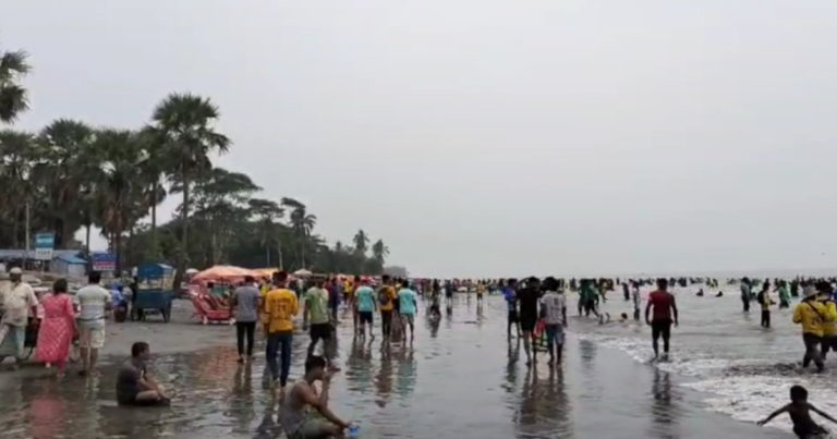 কুয়াকাটা সৈকতে হাজারো পর্যটকের উন্মাদনা