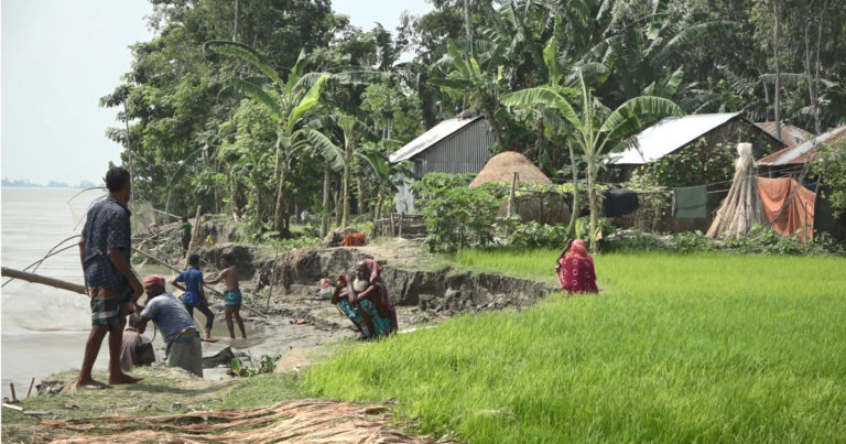 নদী ভাঙ্গনে দিশেহারা তীরবর্ত্তী বাসিন্দারা