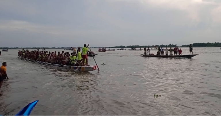 ধরলা নদীতে নৌকা বাইচ অনুষ্ঠিত