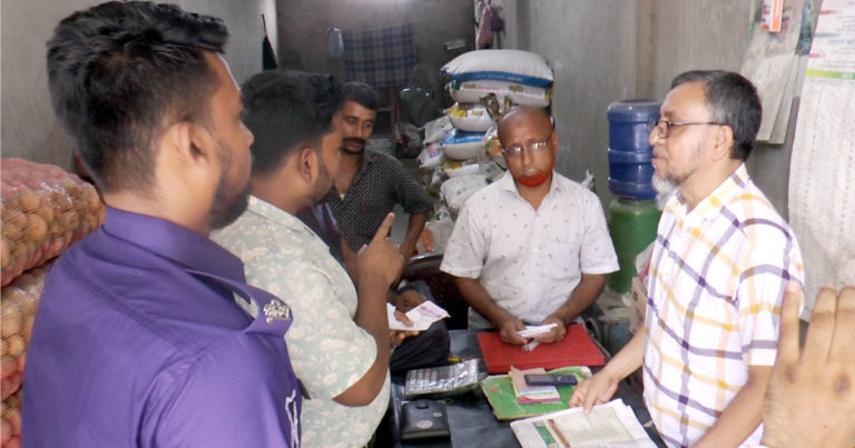 আলুর মূল্য বেশি নেওয়ায় দুই প্রতিষ্ঠানকে অর্থদণ্ড