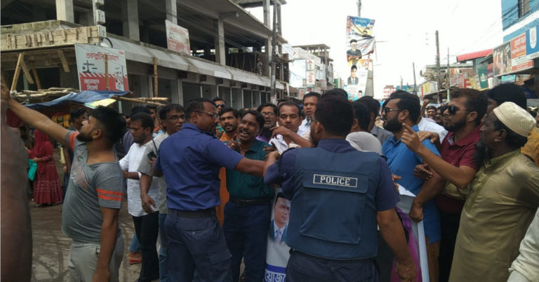 বরগুনায় বিএনপির বিক্ষোভ মিছিলে পুলিশের বাধা