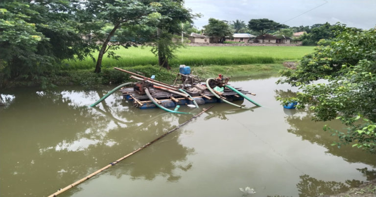 শ্যামনগরে অবৈধভাবে বালু উত্তোলন
