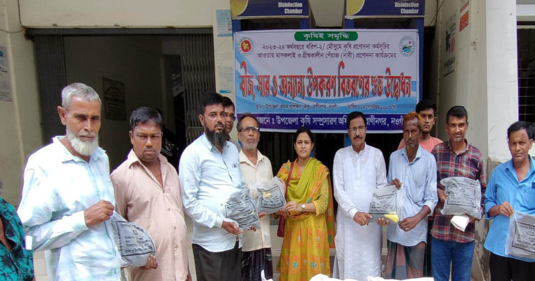 রাণীনগরে কৃষি প্রণোদনার উপকরণ বিতরণ