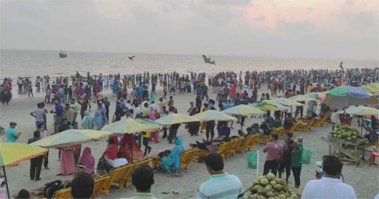 সরকারী ছুটিতে কুয়াকাটা  সৈকতে পর্যটকদের ঢল