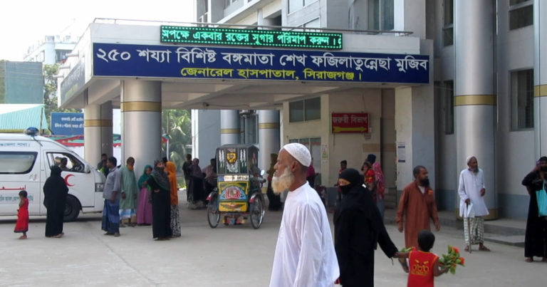সিরাজগঞ্জে বেড়েই চলেছে ডেঙ্গু রোগীর সংখ্যা, স্যালাইনের সংকট
