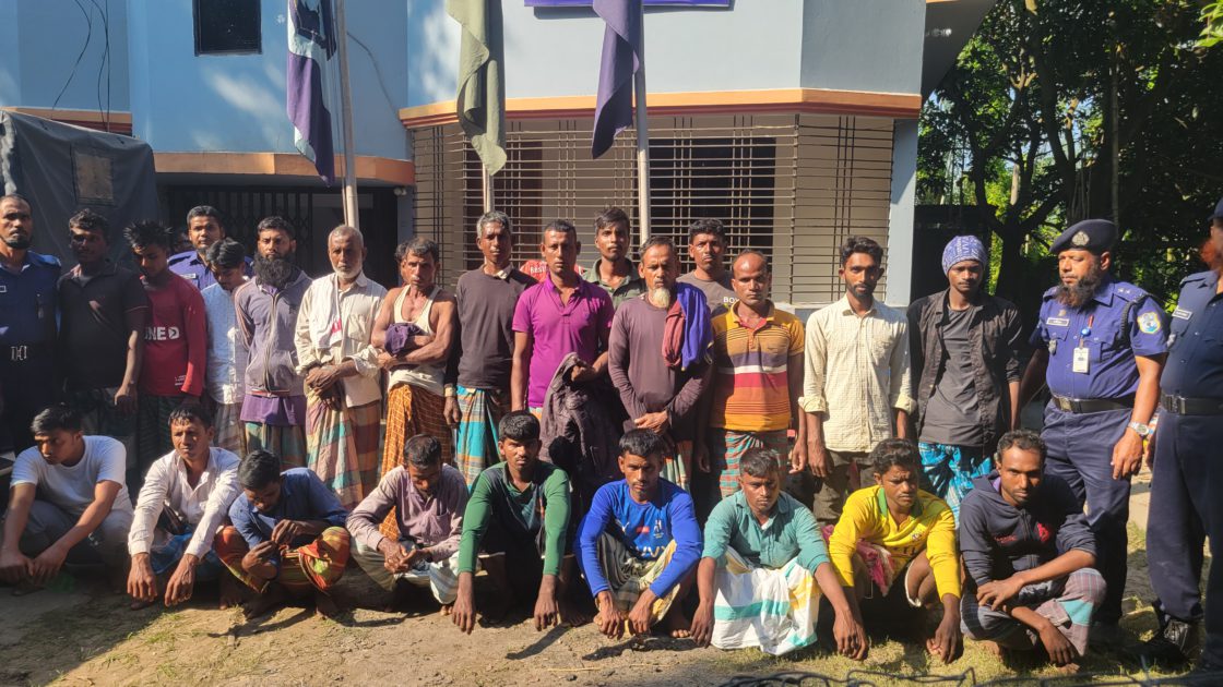 পাবনায় পদ্মা নদীতে ২৪ জেলে আটক