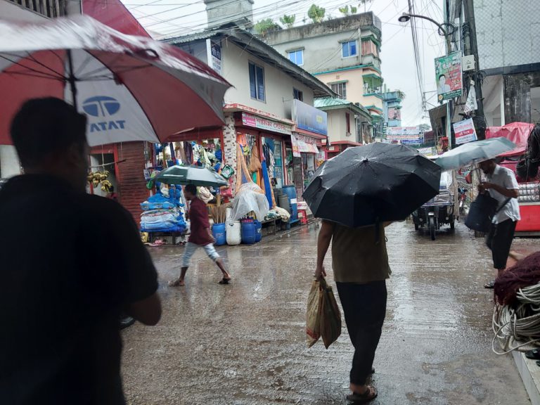 ঘূর্ণিঝড়ের প্রভাবে বরগুনায় থেমে থেমে বৃষ্টি
