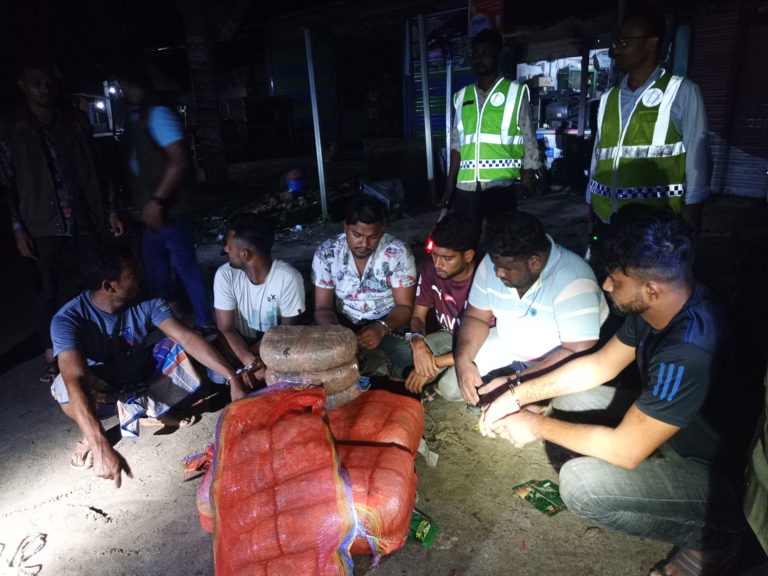 দিনাজপুরে ট্রাক তল্লাসী চালিয়ে ৪২ কেজি গাজা উদ্ধার