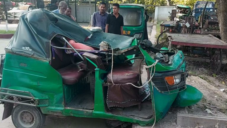 পাবনায় সড়কে ত্রিমুখী সংঘর্ষে নিহত ২