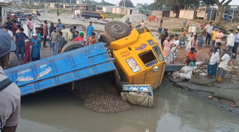 আরিচা ফেরি ঘাটে নিয়ন্ত্রন হারিয়ে ট্রাক যমুনায়
