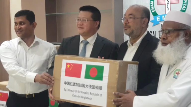 ৭০০ সেট ডেঙ্গু টেস্ট কিট হস্তান্তর করেছে বাংলাদেশে নিযুক্ত চীনা দূতাবাস